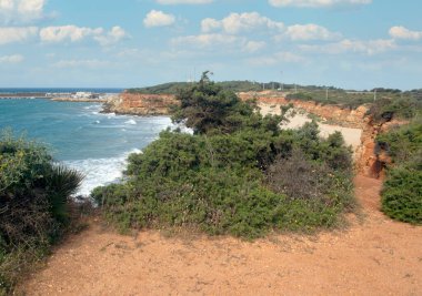 İspanya 'nın güneyindeki Conil de la Frontera sahillerinde bulutlu bir günde kumsal