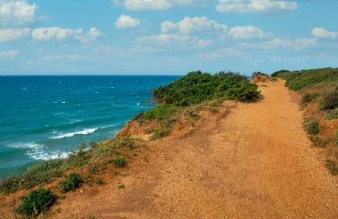 İspanya 'nın güneyindeki Conil de la Frontera sahillerinde bulutlu bir günde kumsal