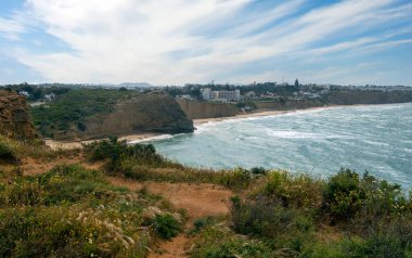 İspanya 'nın güneyindeki Conil de la Frontera sahillerinde bulutlu bir günde kumsal
