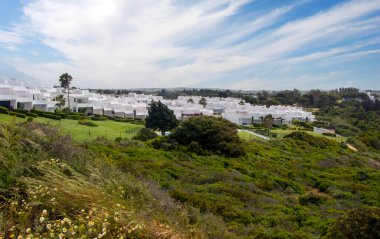 İspanya 'nın güneyindeki kıyıya yakın bir İspanyol köyünde baharda beyaz evler