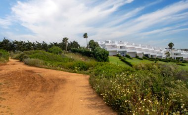 İspanya 'nın güneyindeki kıyıya yakın bir İspanyol köyünde baharda beyaz evler