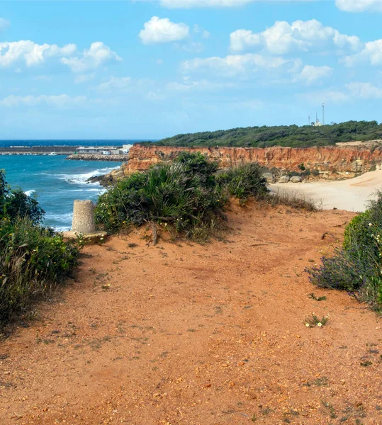 İspanya 'nın güneyindeki Conil de la Frontera sahillerinde bulutlu bir günde kumsal