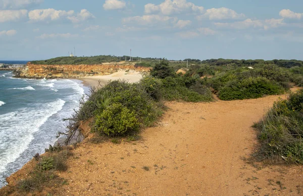 İspanya 'nın güneyindeki Conil de la Frontera sahillerinde bulutlu bir günde kumsal