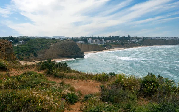 İspanya 'nın güneyindeki Conil de la Frontera sahillerinde bulutlu bir günde kumsal