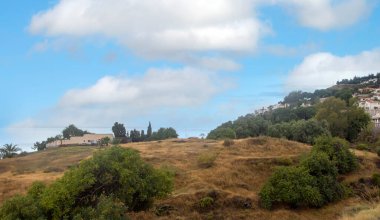 İspanya 'nın güneyindeki Granada kasabasında. Bir bahar günü beyaz evleri görebilirsin..