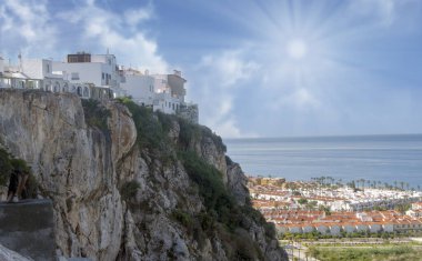 İspanya 'nın güneyindeki Granada kasabasında. Bir bahar günü beyaz evleri görebilirsin..