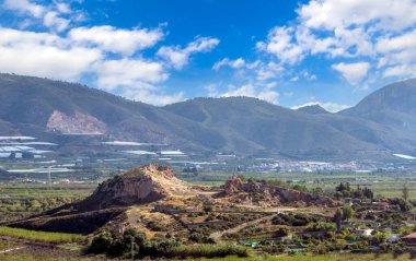 İspanya 'nın güneyindeki Granada kasabasında. Bir bahar günü beyaz evleri görebilirsin..