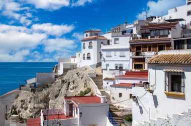 İspanya 'nın güneyindeki Granada kasabasında. Bir bahar günü beyaz evleri görebilirsin..