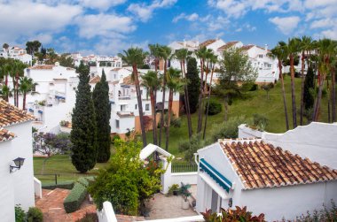 İspanya 'nın güneyindeki Granada kasabasında. Bir bahar günü beyaz evleri görebilirsin..