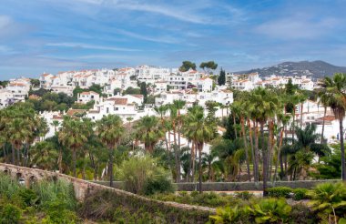Bir bahar günü Malaga 'daki Nerja köyü. Kasabanın tarımını görebilirsiniz.