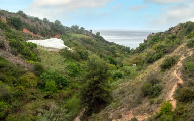İspanya kıyılarındaki Endülüs tarımı bir bahar günü gökyüzünde bulutlarla