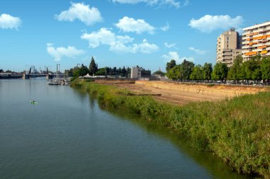 SEVILLA, İSPAN - Temmuz 2021. Guadalquivir Nehri İspanya 'nın Sevilla şehrinde bir yaz günü.