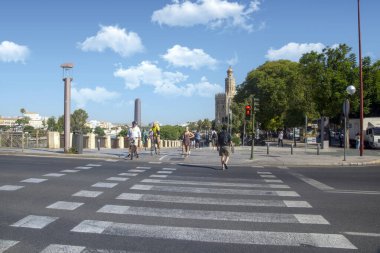SEVILLA, İSPAN - Temmuz 2021. Güneşli bir günde İspanya 'nın güneyinde Sevilla caddesinde yürüyen bir turist..