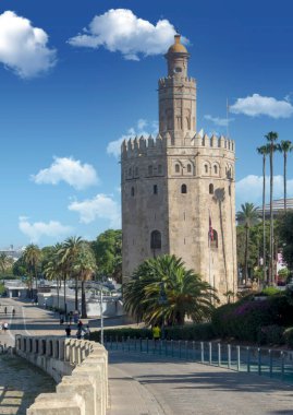SEVILLA, İSPAN - Temmuz 2021. Güneşli bir günde İspanya 'nın güneyinde Sevilla caddesinde yürüyen bir turist..