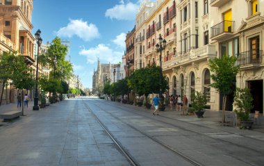 SEVILLA, İSPAN - Temmuz 2021. Güneşli bir günde İspanya 'nın güneyinde Sevilla caddesinde yürüyen bir turist..