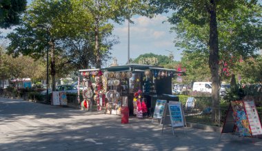 SEVILLA, İSPAN - Temmuz 2021. Güneşli bir günde İspanya 'nın güneyinde Sevilla caddesinde yürüyen bir turist..
