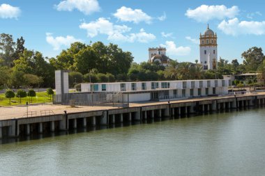 İspanya 'nın güneyindeki Sevilla' da güneşli bir günde Guadalquivir Nehri