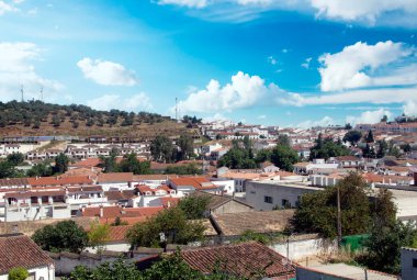İspanya 'nın güneyindeki Huelva Sierra' nın dağlarındaki Aracena köyü bir yaz günü