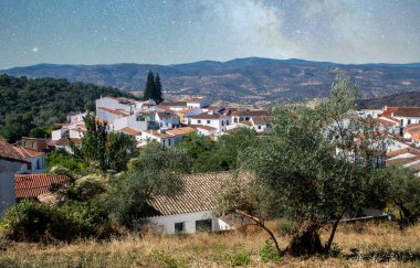 İspanya 'nın güneyindeki Huelva eyaletinin dağlarındaki Cortelazor köyü..