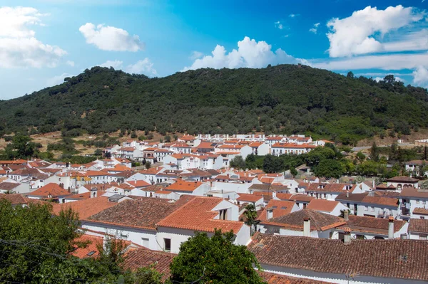 夏の日にスペイン南部のHuelvaのシエラの山の中のAracena村 — ストック写真