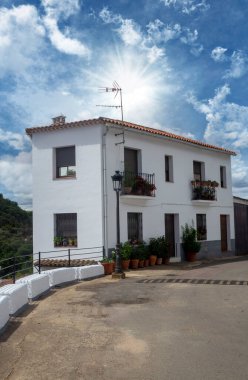 İspanya 'nın güneyindeki Sierra of Aracena' da güneşli bir günde beyaz evleri olan Fuenteheridos Caddesi.