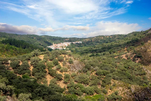 Street Fuenteheridos Med Vita Hus Sierra Aracena Södra Spanien Solig — Stockfoto