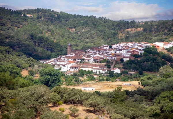 晴れた日にスペイン南部のAracenaのSierraに白い家があるFuenteheridosの通り — ストック写真