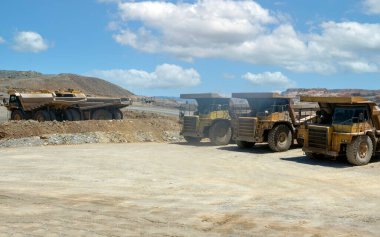 İspanya 'nın güneyindeki Huelva eyaleti Minas del Rio Tinto' da güneşli bir günde kamyonlar.