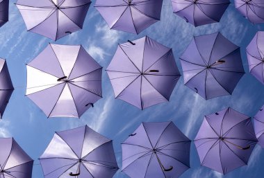 Güneşli bir günde gökyüzünde şemsiyeler