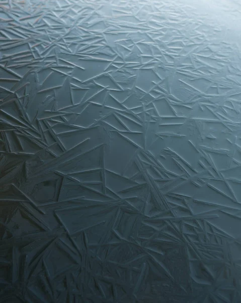 Suyun yüzeyinde ince bir buz kabuğu oluştu.