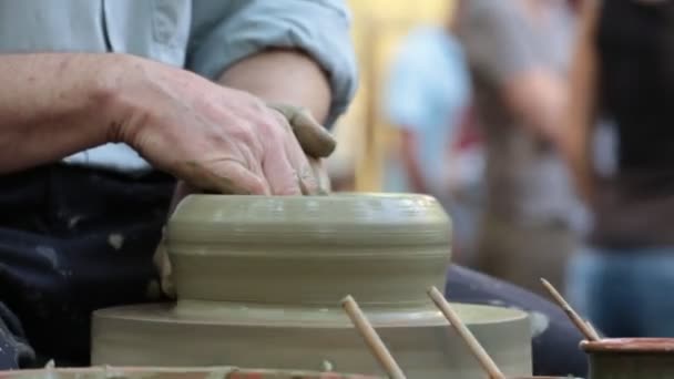 Potter händer på jobbet — Stockvideo