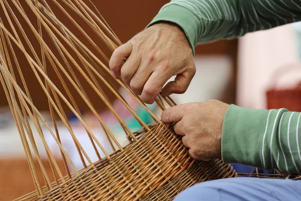 Fabricante de cestas no trabalho — Fotografia de Stock