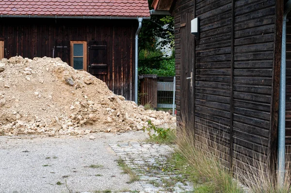 Heap Crushed Limestone Dirt Next Brown Wooden Huts — Stock Photo, Image