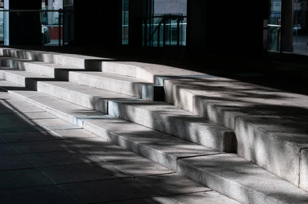阳光灿烂的城市里有阴影的室外楼梯的石阶 — 图库照片