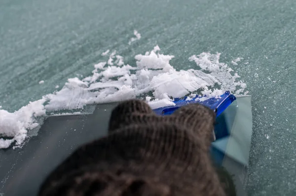 Hand Woolen Glove Removing Ice Windshield Car Cold Morning Winter — Stock Photo, Image