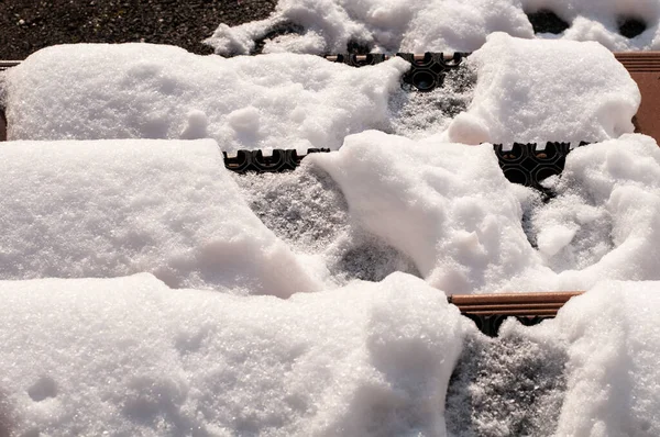 Πάνω Όψη Πατημασιές Παχύ Στρώμα Χιονιού Στα Σκαλοπάτια Μιας Εξωτερικής — Φωτογραφία Αρχείου