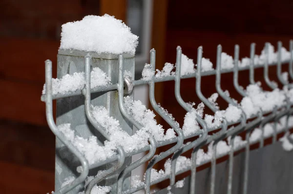 Zbliżenie Metalowego Ogrodzenia Zimą Pokrytego Śniegiem — Zdjęcie stockowe