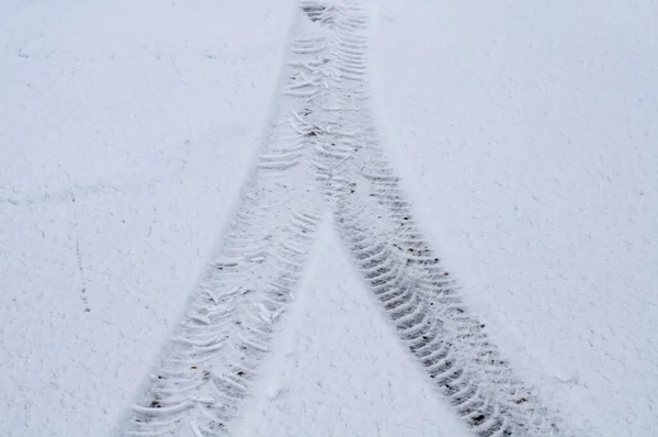 Primo Piano Delle Tracce Delle Ruote Auto Una Strada Coperta — Foto Stock