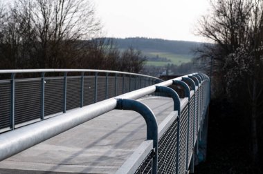 Şehir caddesi üzerindeki bir yaya köprüsünün metal korkuluklarının ayrıntıları