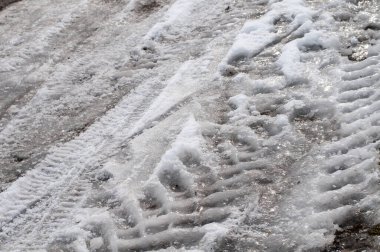 Kışın soğuk bir günde buzla kaplı bir caddeye yakın.