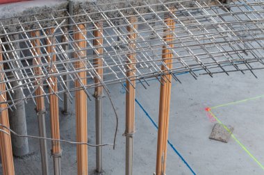 İnşaat alanındaki beton tavanı destekleyen çelik direkler kısmen yıkıldıktan sonra kalan inşaat demiri ızgarası