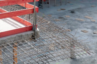 İnşaat alanındaki çimento tavanının kaldırılmasından sonra geriye kalan demir örgüsü.