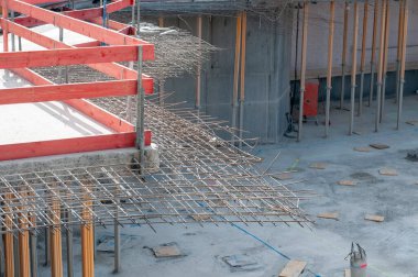 Beton tavanın yıkılmasından sonra geriye kalan takviye çeliği olan bir inşaat sahası.