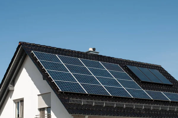 Sürdürülebilir enerji için çatısı güneş panelleri olan bir yerleşim yeri.