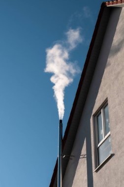 Bir cepheye bağlı paslanmaz çelikten bir baca.