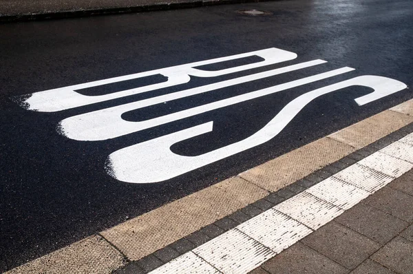 Texte Blanc Sur Une Rue Côté Trottoir Marquant Arrêt Bus — Photo