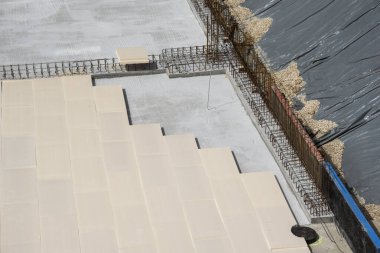 Sert köpük plakalarla izole edilmiş bir levhanın beton zemini.