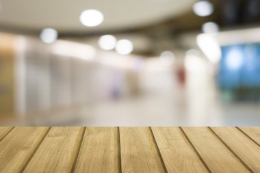 Beyaz arka plan üzerinde izole torbayla boş tablo