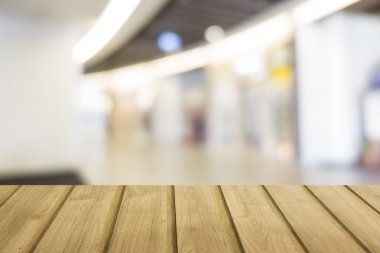 Beyaz arka plan üzerinde izole torbayla boş tablo