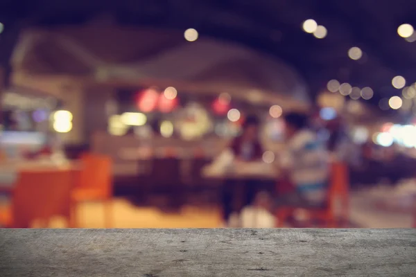Boş ahşap masa restoran ile üstü ile bokeh arka plan bulanıklık